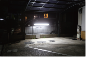 屋外用LED照明フィールドライトを自宅駐車場左下側に設置し、地面に近い部分が明るくなっている画像
